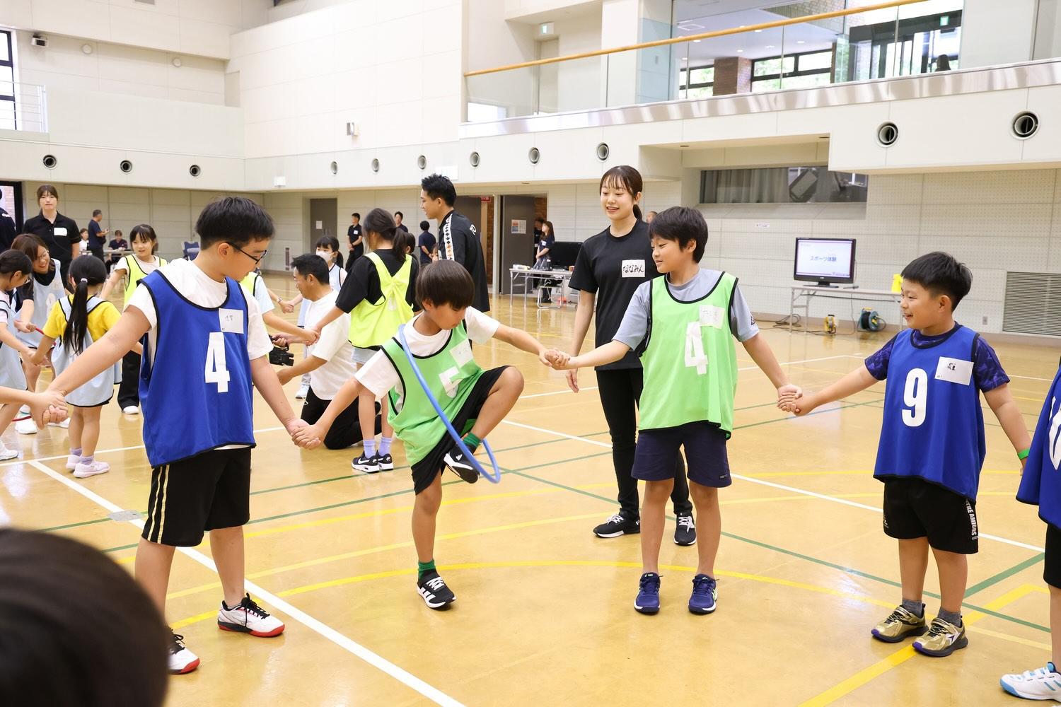 声掛けや思いやりが必要なフラフープを使ったレクリエーション