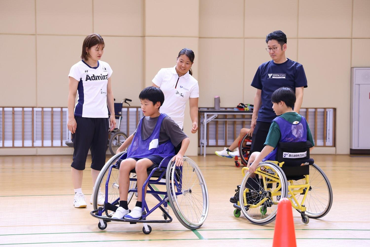 車いすを体験する子どもたち