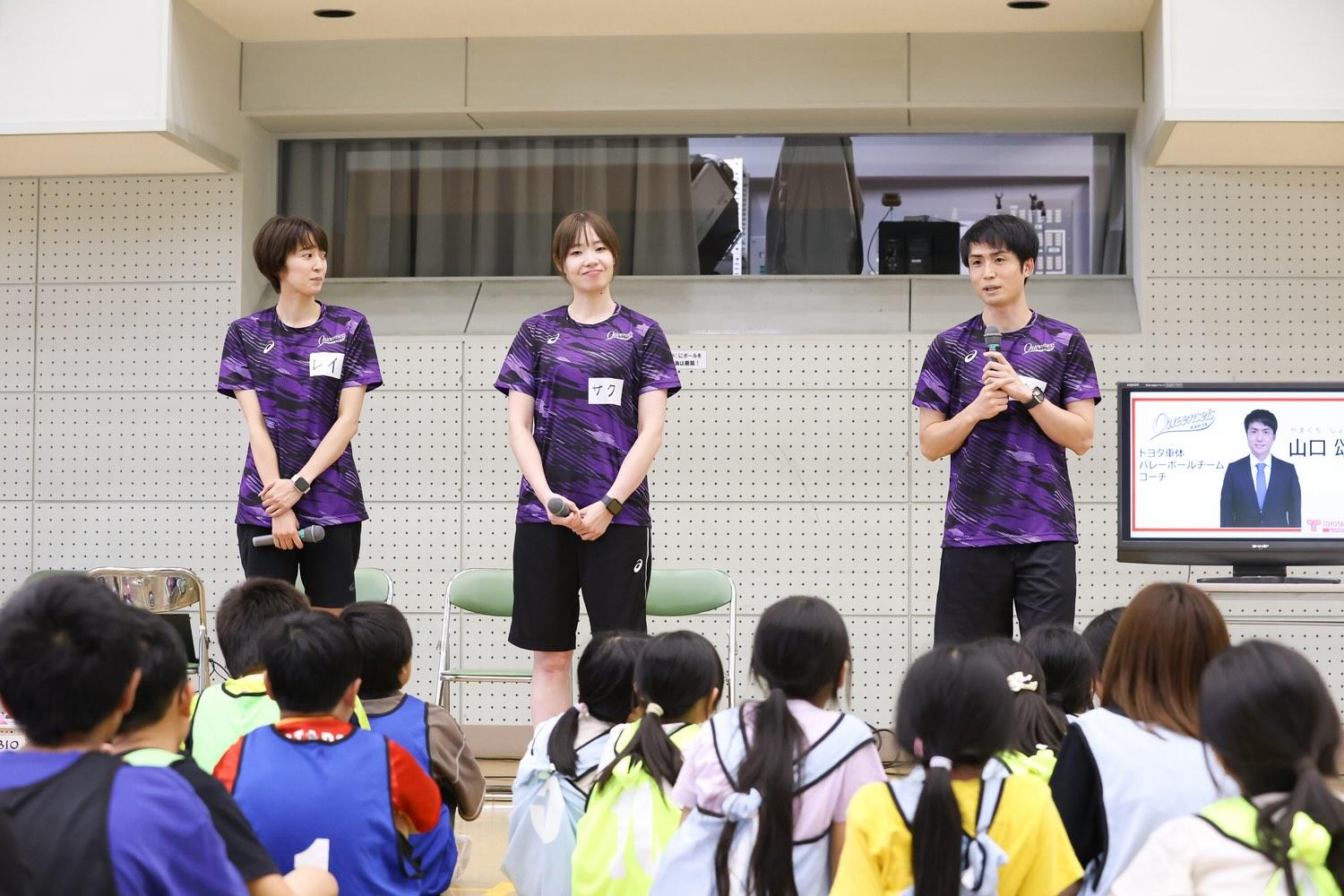 左から鍋谷友理枝チームアドバイザー、髙橋沙織 U15コーチ、山口頌平コーチ