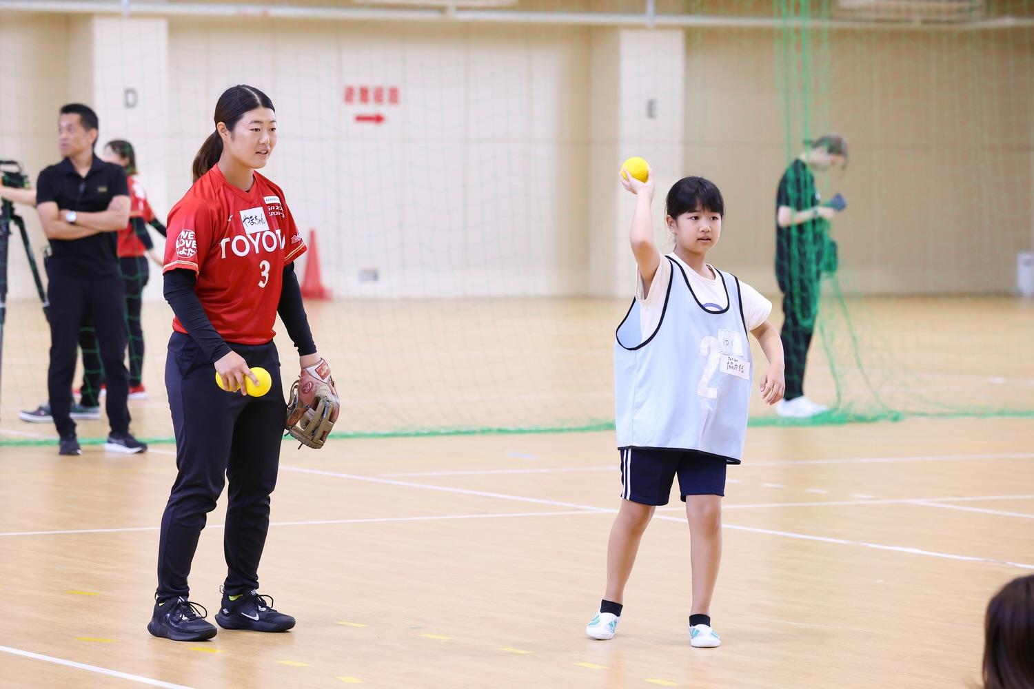 キャッチボールの指導をする下山絵里