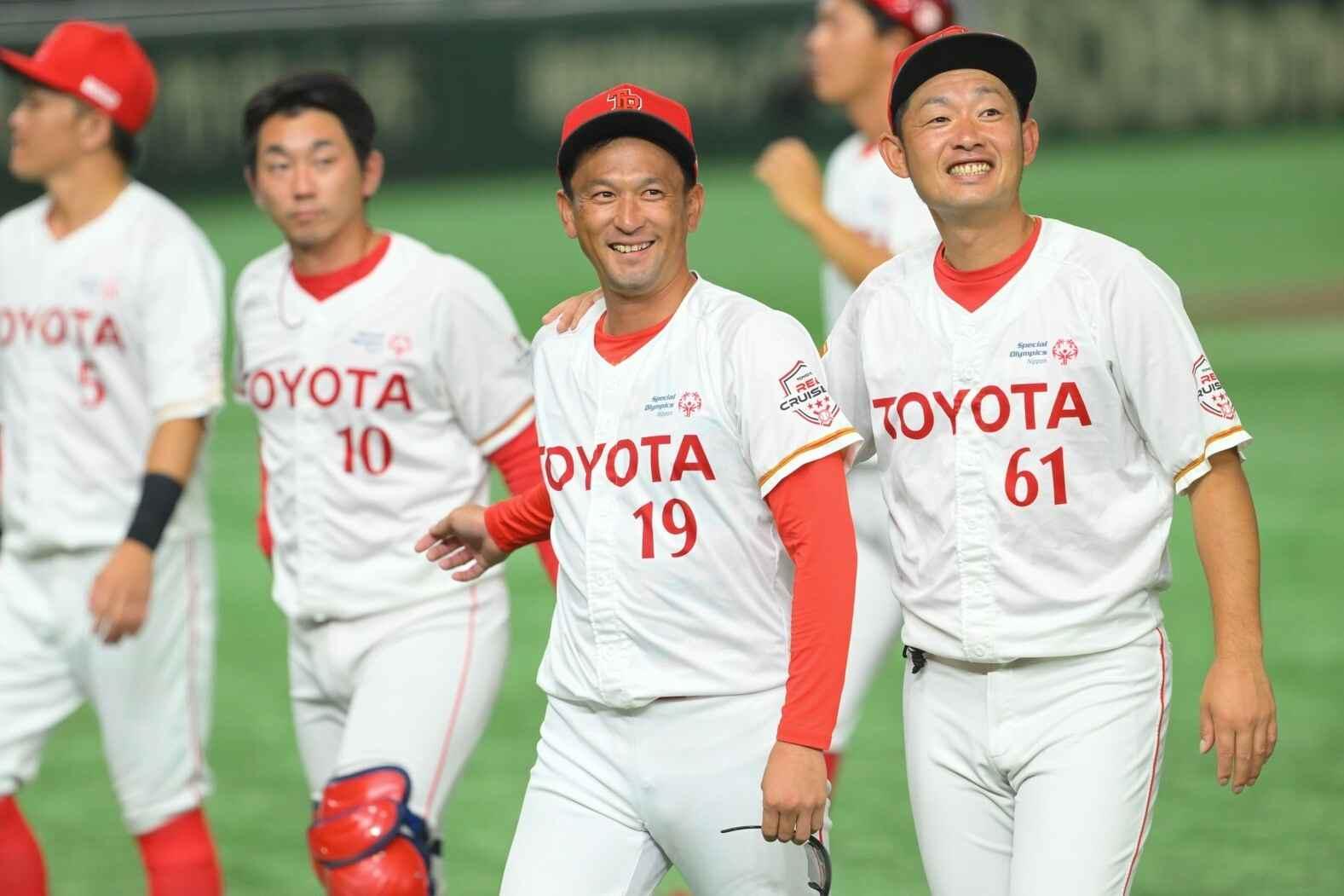 試合終了後、応援席に笑顔で目を向ける佐竹(右から2人目)