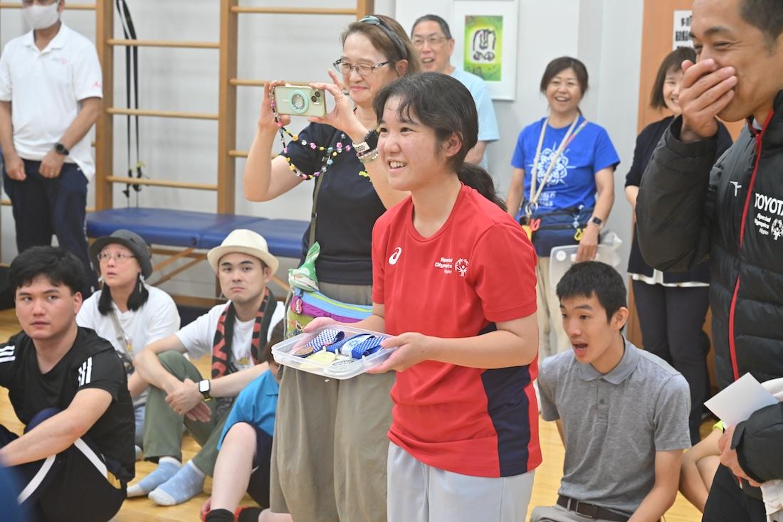 トリノ世界大会のメダルを見せる吉里選手