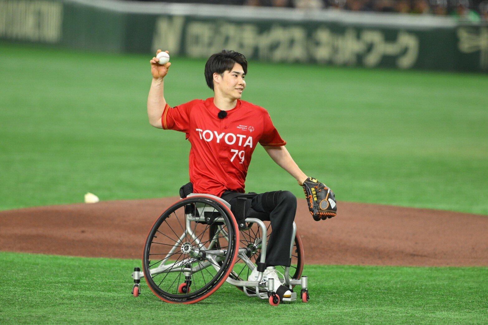 始球式で力強いボールを投げ込んだパラバドミントン梶原大暉選手