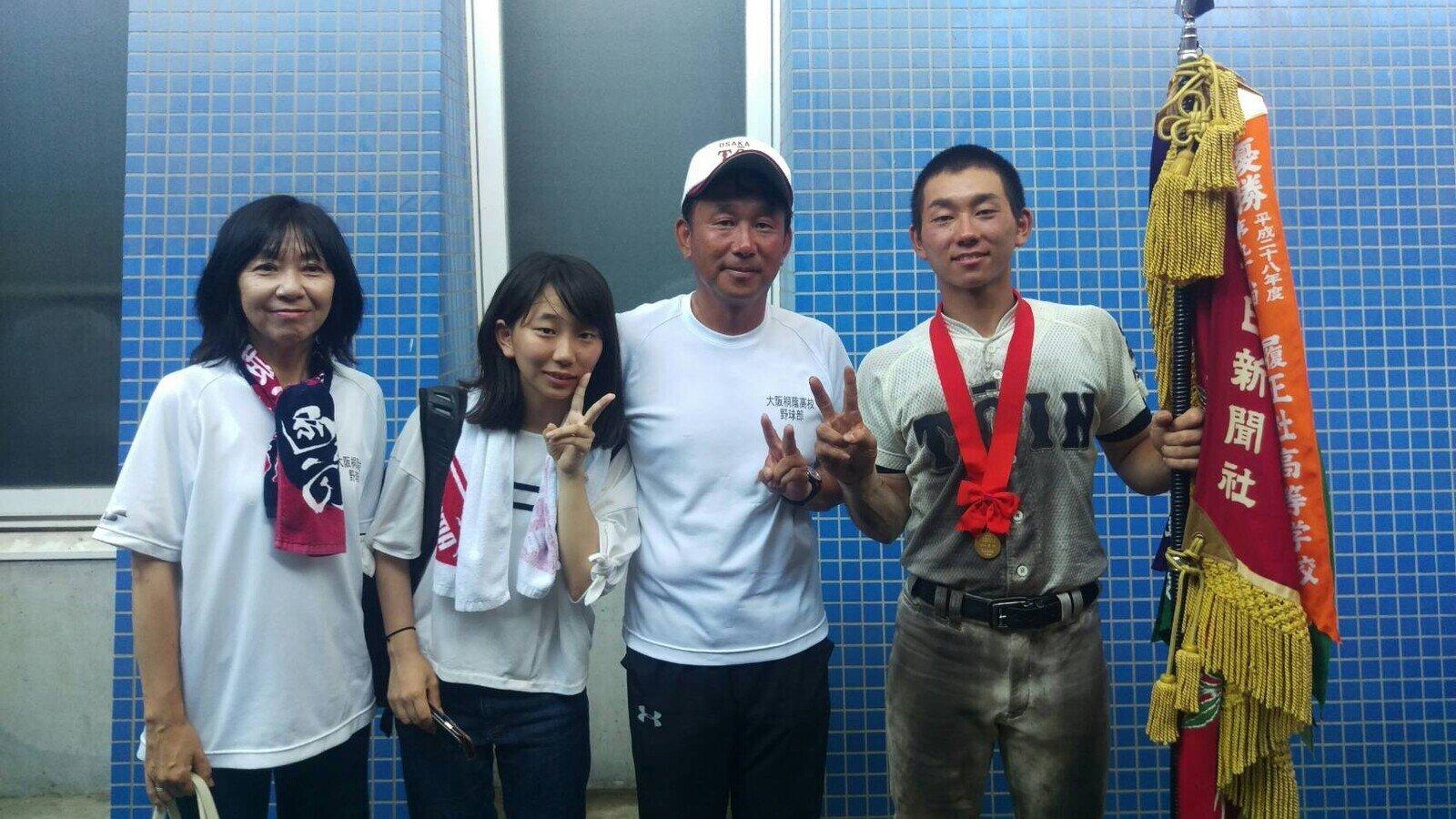 3年夏の大阪大会を制し、甲子園へ駒を進めた福井選手。ご家族との記念写真
